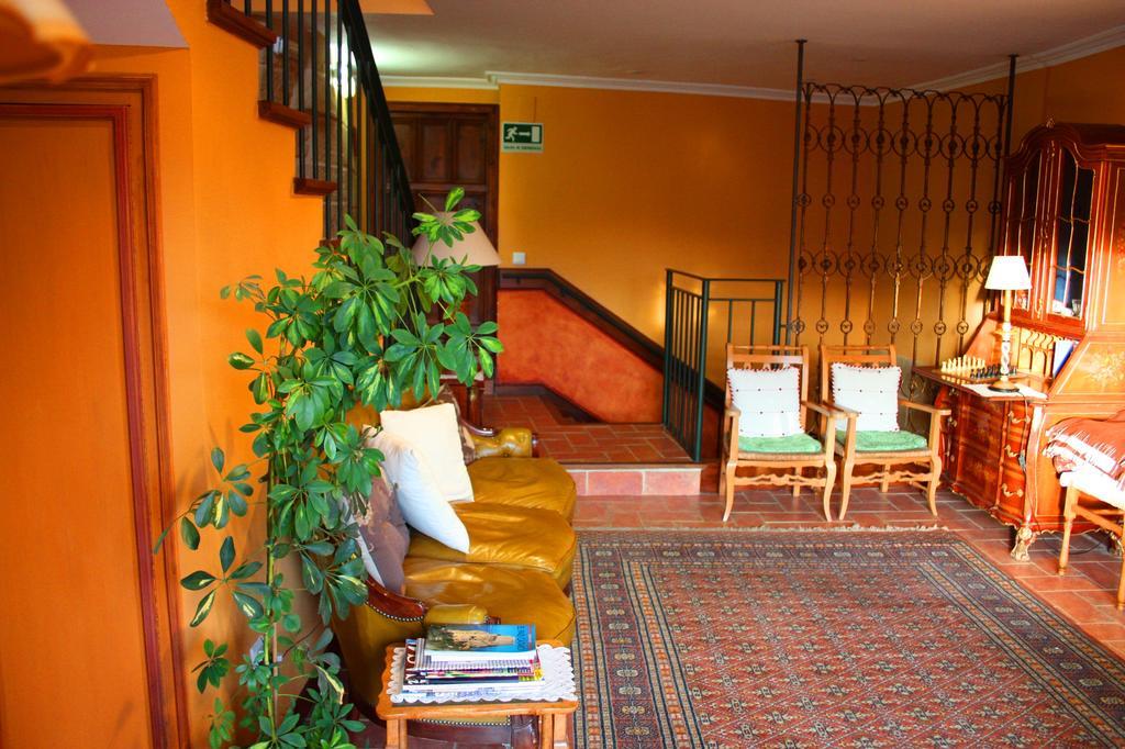 La Casa De Sebastian Guest House วาลเดร์โรเบรส ภายนอก รูปภาพ