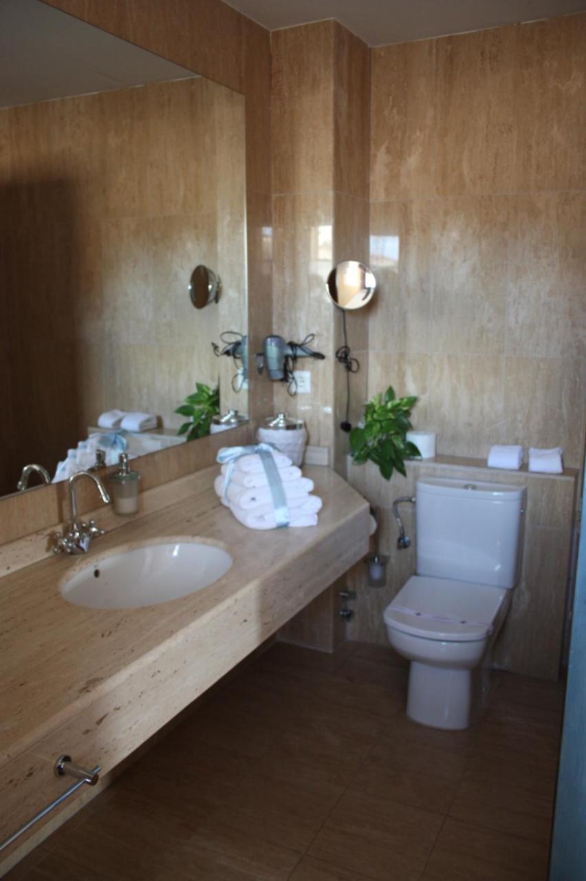 La Casa De Sebastian Guest House วาลเดร์โรเบรส ภายนอก รูปภาพ